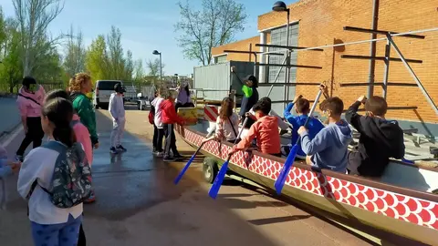 Colegio La Candelaria se sumerge en el mundo del piragüismo