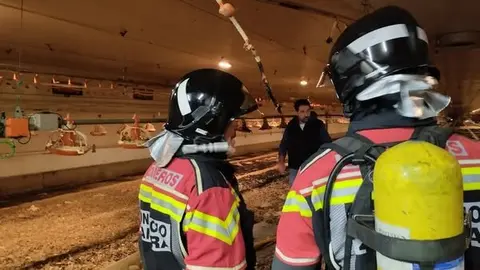 Un incendio calcina una nave avícola en Coomonte de la Vega