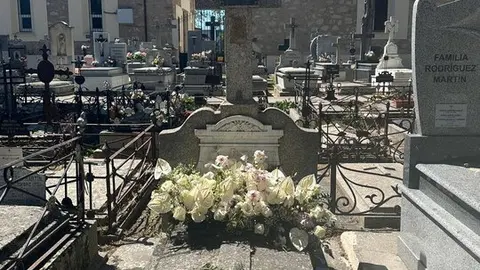 flores en la tumba de Ramón Álvarez