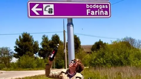 La presidenta de la Ruta del Vino de Toro, Beatriz Fernández Pujo, posa junto a algunas de las nuevas señales instaladas