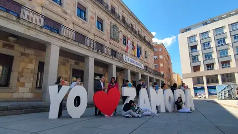 Los alumnos del Medalla Milagrosa llenan Zamora de letras para celebrar el Día del Libro
