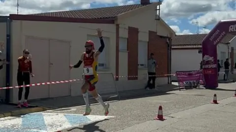 Vino Toro. momento que Angel Luis Canto se disponia a entrar por linea de meta