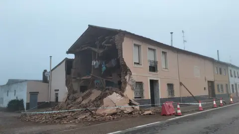 Se derrumba parte de una vivienda en San Cristóbal de Entreviñas