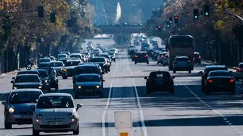 Vehículos circulando por una ciudad