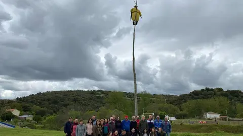 puesta del Mayo en Domez. imagen cecida (3)