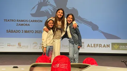 Foto de las galardonas, de izquierda a derecha, Lucia Alonso Castro, Mencia Román Codesal, Alicia Caballero Rubio.