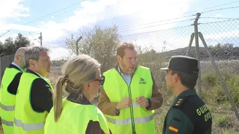 El ministro de Transportes y Movilidad Sostenible, Óscar Puente, visita en Manzaneque (Toledo) la zona de los cortes de cable en la línea de alta velocidad Madrid-Sevilla