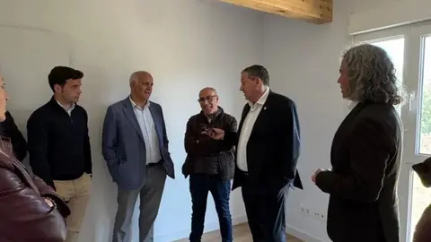 Javier Faúndez y alcaldes visitan modelos de viviendas de protección oficial en Palencia