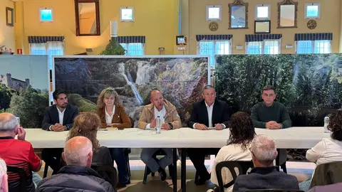 Reunion de Alcaldes Sanabria-La Carballeda protestar contra la supresión de paradas de AVE