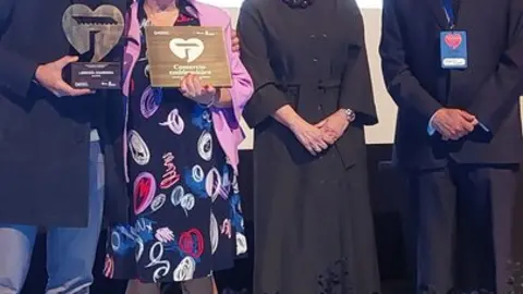 Librería jambrina recogiendo el premio