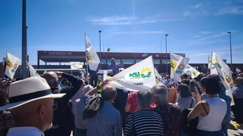 Miles de voces se alzan en Otero contra el recorte ferroviario
