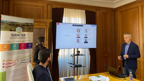 Karim Assad explicando el proyecto VYVA, una solución de atención médica digital.