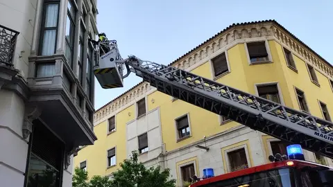Intervención de emergencia en la plaza Sagasta por el desprendimiento de cascotes