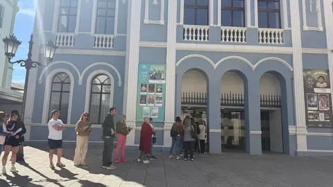 Zamoranos hacen cola en el Teatro Ramos Carrión de Zamora