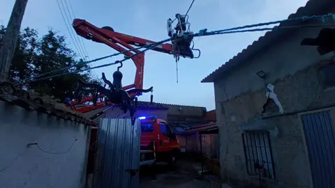 bomberos interviniendo en una casa de Torres de Carrizal