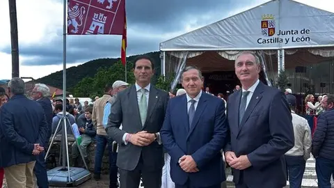 Javier Faúndez junto a los alcaldes de Segovia y Medina del Campo