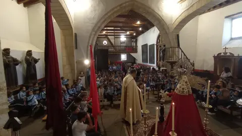 Alumnos de la medalla milagrosa en la iglesia de san antolín visitanto a la Virgen de la Concha