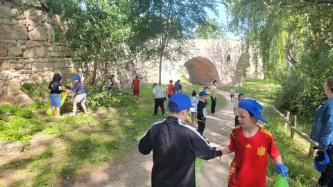 Más de 150 zamoranos se movilizan para limpiar la ribera del Duero