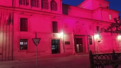 La Diputaci&oacute;n de Zamora se ti&ntilde;e de rojo para sensibilzar por la hemocromatosis
