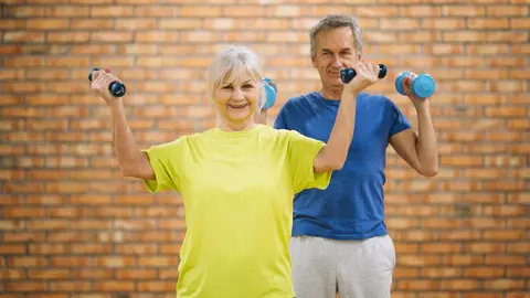 Una pareja mayor entrenando fuerza. Reunión del programa de entrenamiento de IKIGAI55.