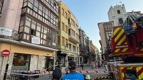 Caen cristales desde un edificio en la plaza Mayor de Zamora y obliga a intervenir a Bomberos y Policía