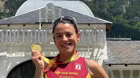 Veronica Sanchez Romero luciendo su flamante medalla de Oro