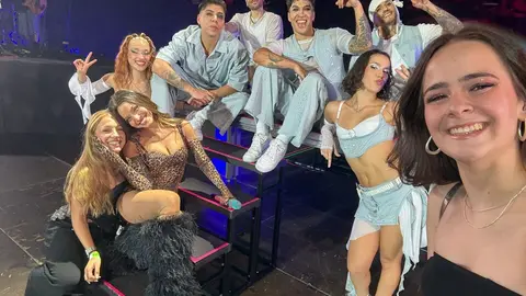 Dos zamoranas cumplen un sueño al subir al escenario con Emilia