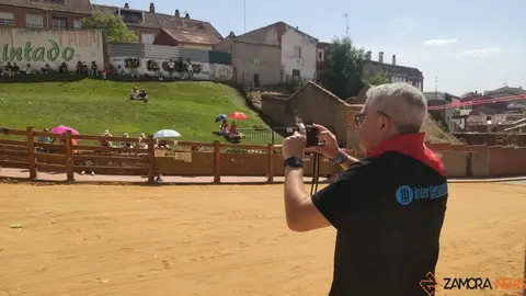 gente esperando sol el recorrido del Toro Enmaromado _2