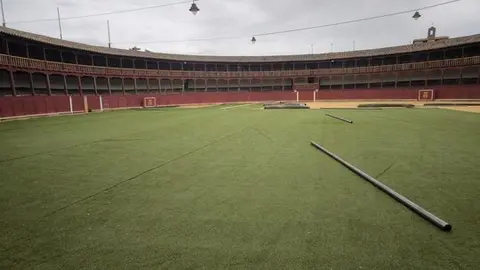 Ayuntamiento de Toro repone cesped de la Plaza de Toros