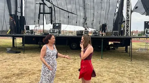 Ángeles Medina y María Velasco viistan el escenario Vintoro