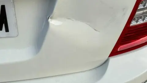 Vehículo golpeado por los servicios de limpieza en Zamora