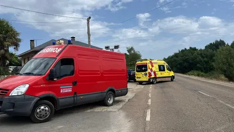 actuación de bomberos y ambulancia en San Vitero