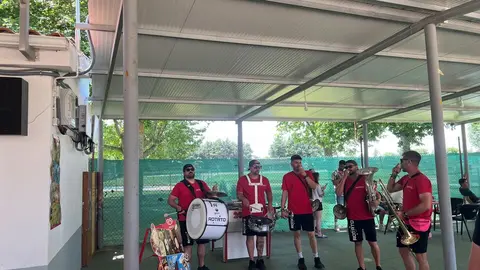 Apertura piscina vermut con charanga Coreses