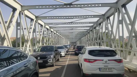 Retenciones en el Puente de Hierro por el corte en Cardenal Cisneros