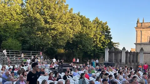 XXXII Muestra de Folklore, Rosa Sánchez, Pablo Carpintero y el Grupo de Danzas Doña Urraca