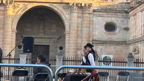 XXXII Muestra de Folklore, Rosa Sánchez, Pablo Carpintero y el Grupo de Danzas Doña Urraca