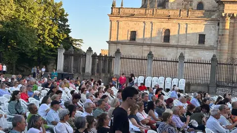 XXXII Muestra de Folklore, Rosa Sánchez, Pablo Carpintero y el Grupo de Danzas Doña Urraca
