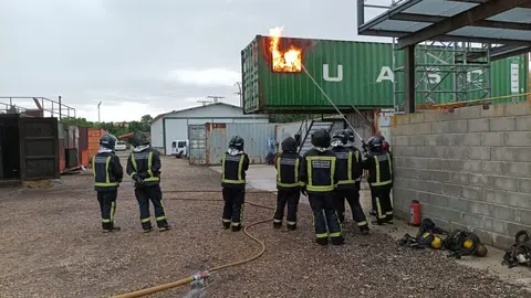 Los bomberos de Zamora se entrenan en técnicas de intervención ante incendios extremos en interiores