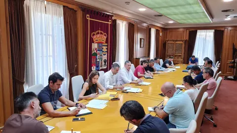 El presidente de la Diputación de Zamora, Javier Faúndez Domínguez, y técnicos del Área de Obras