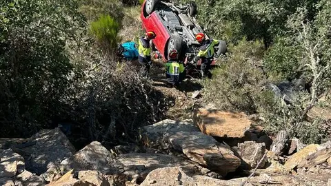 Rescatada una mujer de 74 años tras quedar atrapada en su coche en una salida de vía en Torregamones