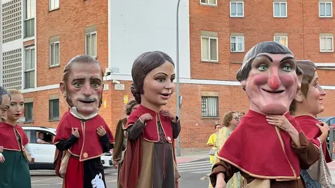 Pasacalles Gigantes y Cabezudos Capitonis Durii_10