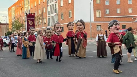 Pasacalles Gigantes y Cabezudos Capitonis Durii_11