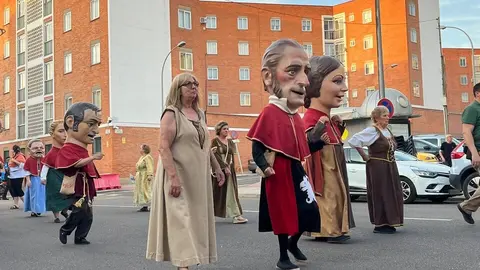 Pasacalles Gigantes y Cabezudos Capitonis Durii_13