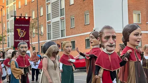 Pasacalles Gigantes y Cabezudos Capitonis Durii_14