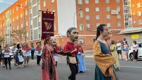 Pasacalles Gigantes y Cabezudos Capitonis Durii_15