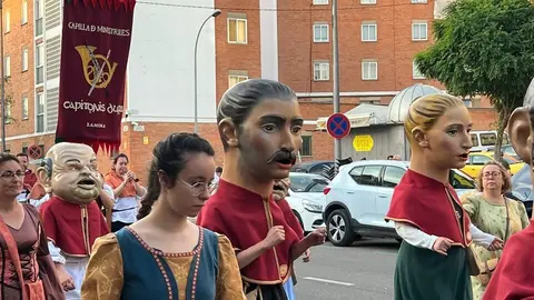 Pasacalles Gigantes y Cabezudos Capitonis Durii_16