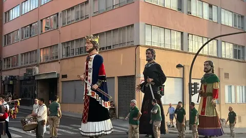 Pasacalles Gigantes y Cabezudos Capitonis Durii_28