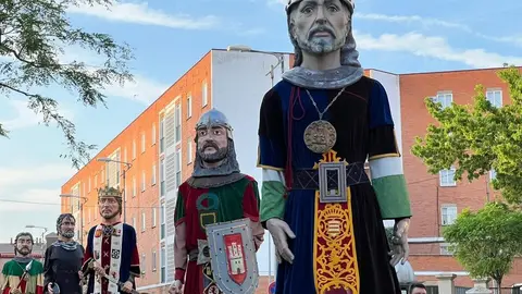 Pasacalles Gigantes y Cabezudos Capitonis Durii_32