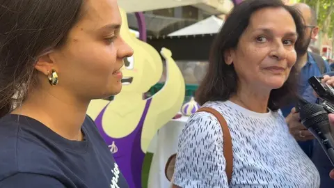 Paula Sánchez junto con una de sus tres hijas