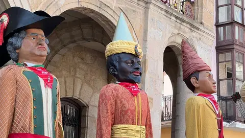 Pasacalles de gigantes y gigantillas